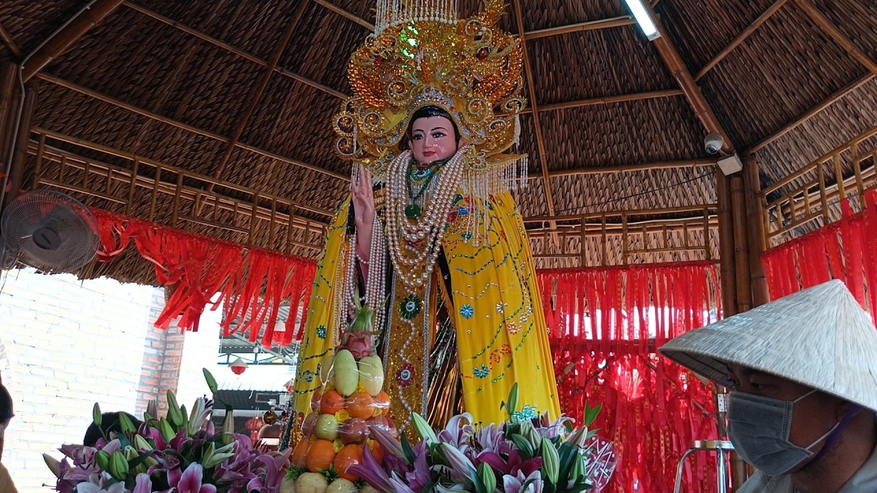 Sáng chủ nhật rất đông bà con về Mẹ Mẫu Tiền Giang chen chân đảnh lễ với Mẹ 