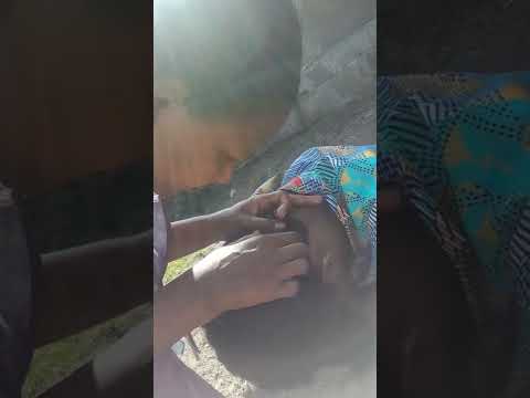 እናት ለምን ትሙት ትሂድ አጎንብሳ ቅማል ታነሳለች በጨለማ ዳብሳ እናት ለዘላለም ትኑር