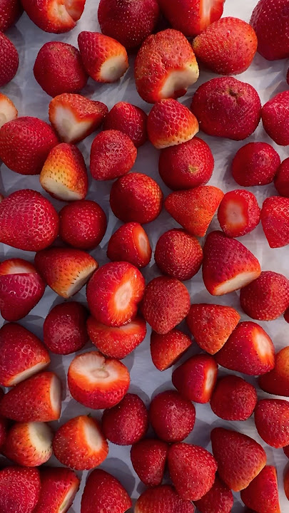 Ever since I started making my own fresh strawberry jam, store-bought just tastes… sad. 🍓✨#jam