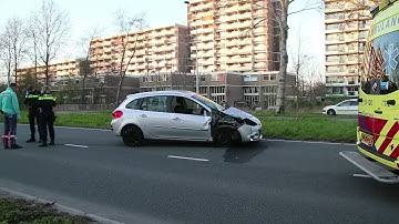 Automobiliste gewond na botsing tegen boom