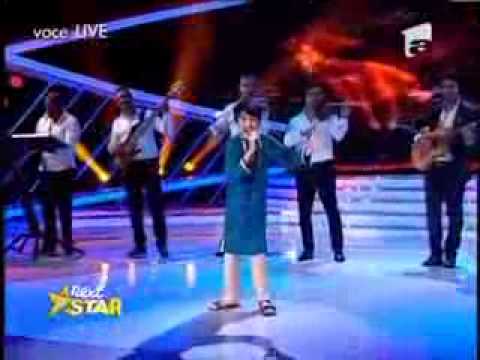 عمر أرناؤوط الموهبة العربية يغني العالم الله للفنان عمرو دياب في رومانيا