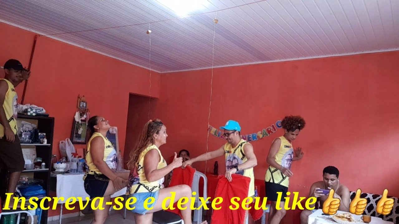 Brincadeira quem consegue comer o pão doce😂 Parte 1 - YouTube