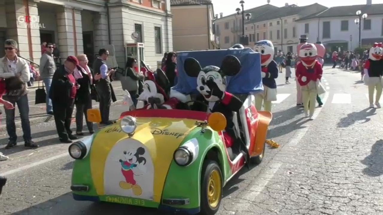 Castelbelforte invasa da maschere e carri allegorici