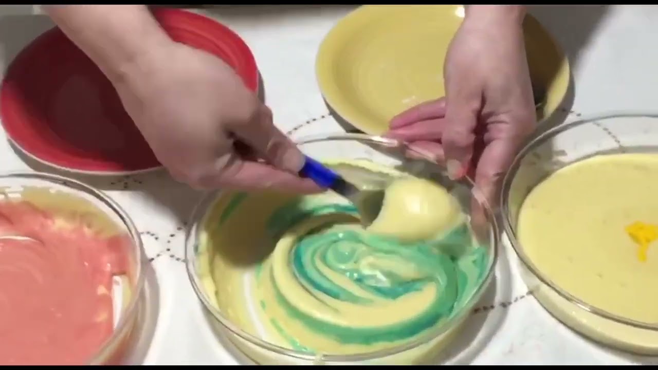 Ciambellone Arlecchino allo yogurt di fragola