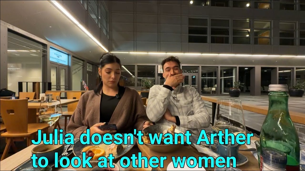 Джулия ревнует, потому что Артур смотрит на других женщин.