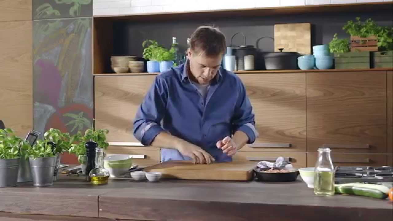 Széll Tamás - Szalonnás-paradicsomos penne bazsalikommal és mozzarellával sütve