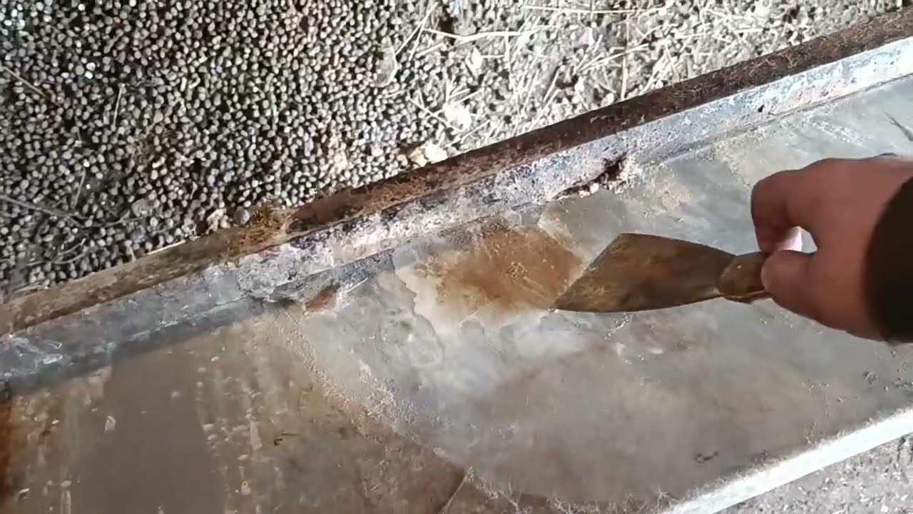 Generální úklid a desinfekce výkrmového králičince. (Stav znečištění cca po půl roce provozu.)