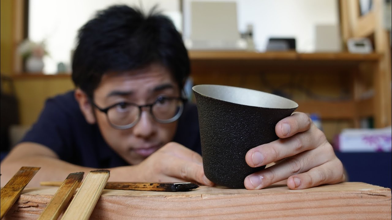 赤い鏡を作るプロセス。約100年続く歴史ある漆工房 - YouTube