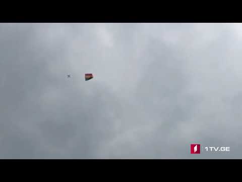 პარლამენტთან ლგბტ თემის დროშით დრონმა გადაიფრინა