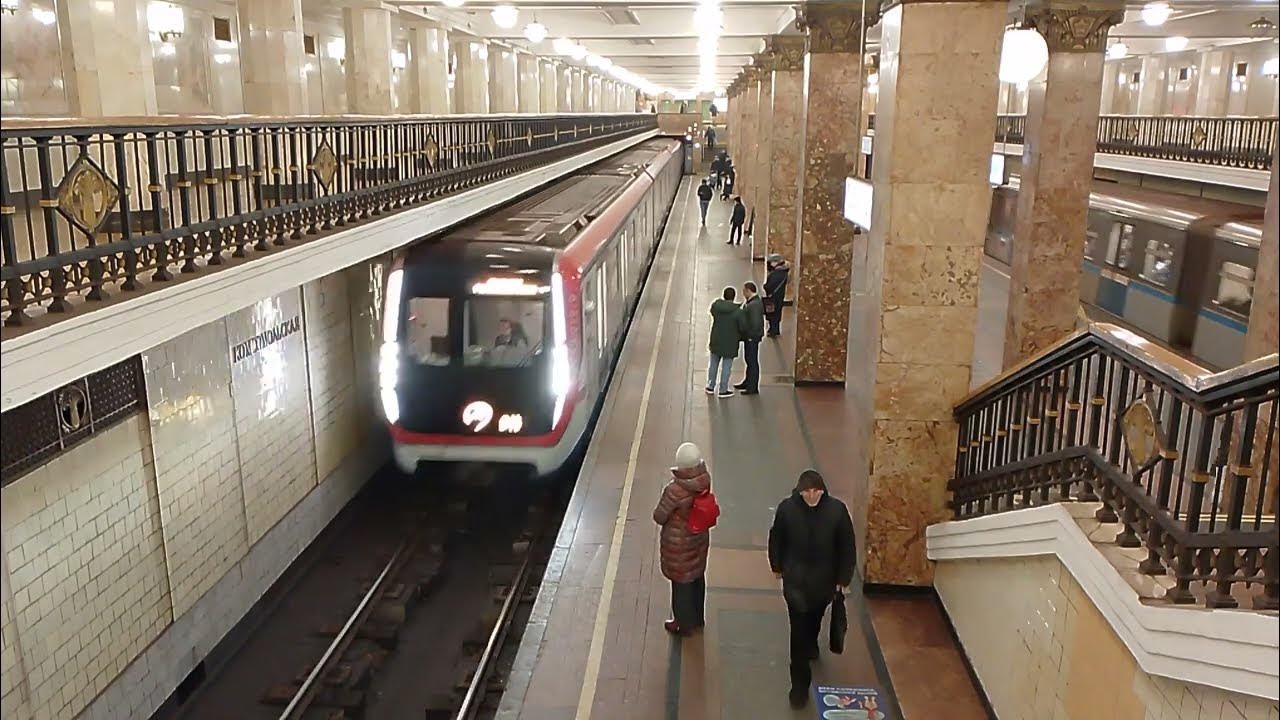 Поезда "Москва" и "Русич" на станции метро "Комсомольская" в Москве (26 ...