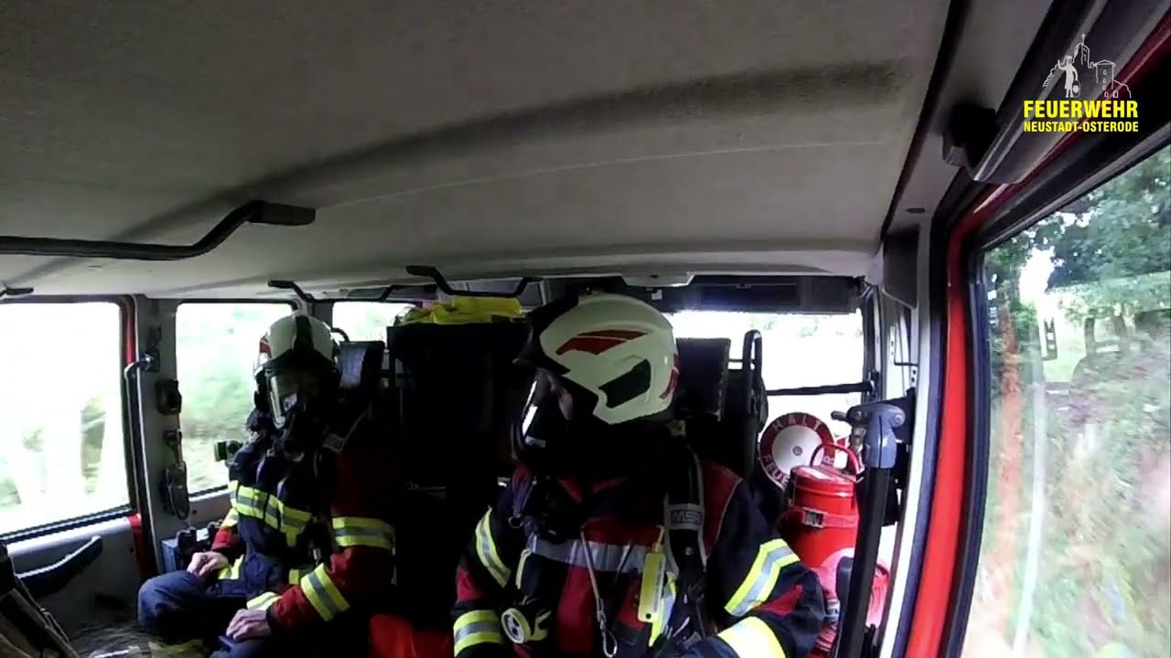Einsatzfahrt FF Neustadt-Osterode Rauchentwicklung aus Gebäude. [Innenaufnahme LF]