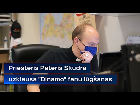 Katoļu priesteris Pēteris Skudra uzklausa "Dinamo" fanu lūgšanas