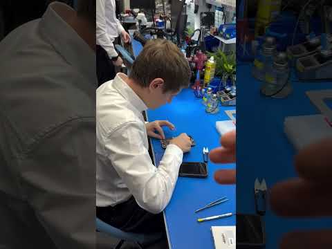 Mengapa Bermanfaat Bagi Anda Jika Teknisi Memindahkan Meja Di Antara Perbaikan Dan Memasang Isola...