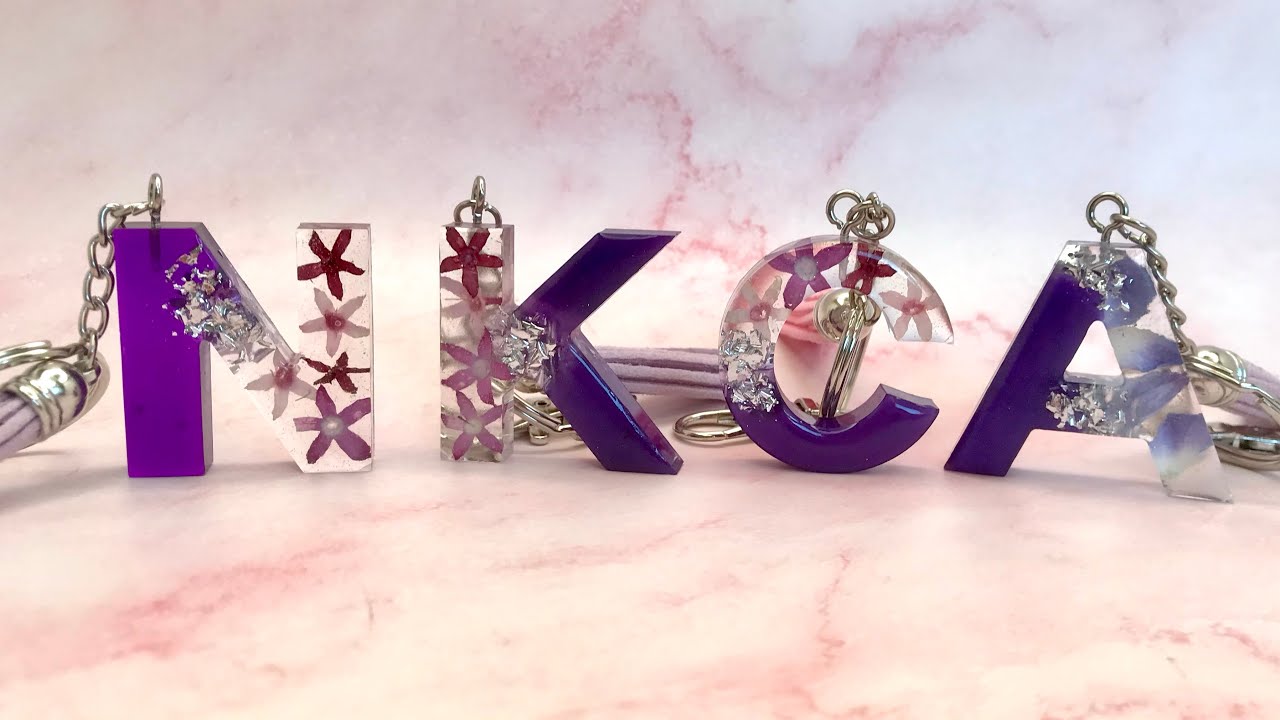 Making resin keychain with  real flowers in silica gel