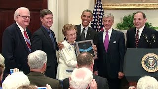 President Obama awards the Medal of Honor to First Lt. Cushing