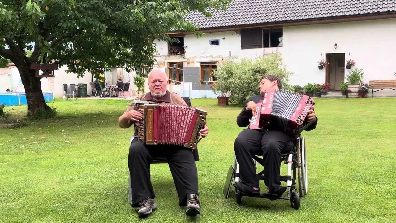 Hraní S dědou po dlouhé době když jsem šel pro vodu￼
