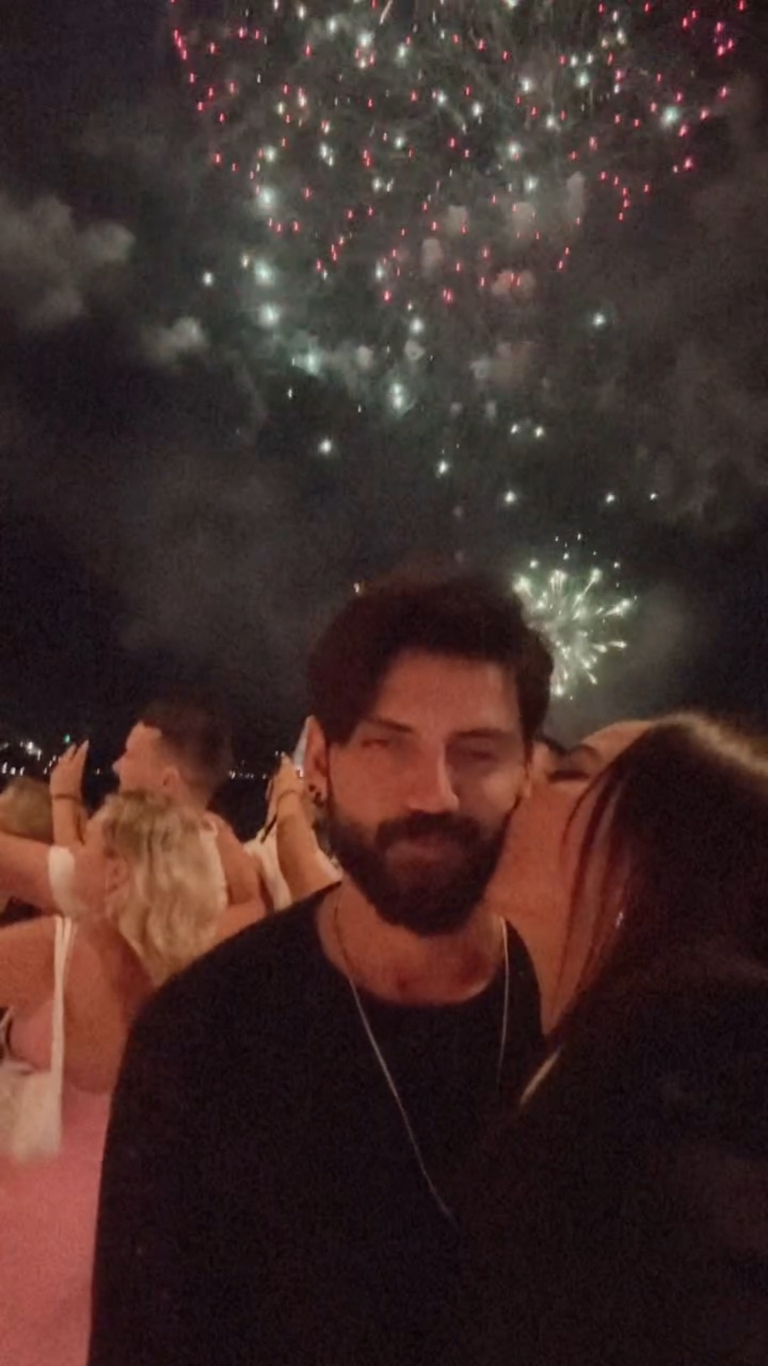 Sonakshi Sinha KISSES Zaheer Iqbal as they celebrate New Year in Sydney ? #shorts #sonakshisinha