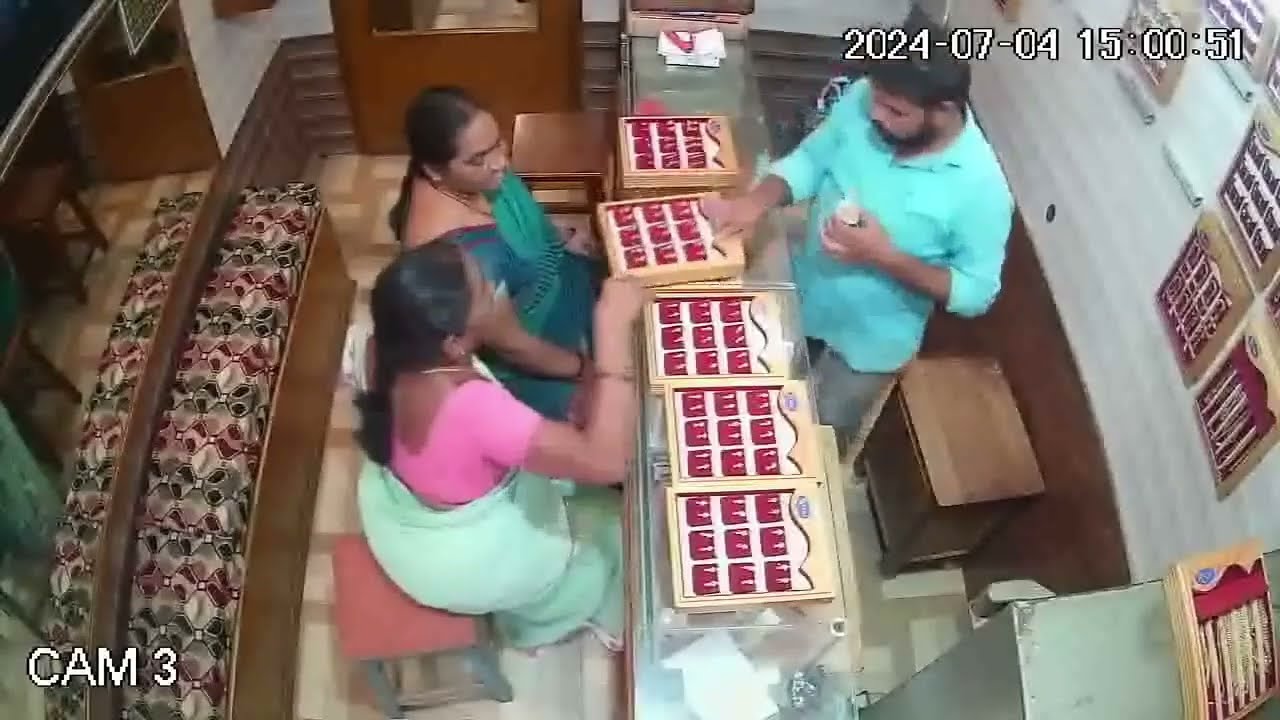 c.c కెమేరా లో రికార్డైన ఇద్దరు ఆడవాళ్ళ దొంగతనం. నిమిషాలలో 40 గ్రాముల బంగారం .ఎలా చూడండి.