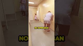 Qué Hacía Este Hombre En El Baño De Mujeres?