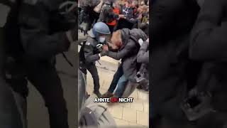 Demonstrant versucht Polizeikette zu durchdringen… #german #polizei #demonstration