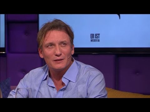 Als Adolf Hitler op straat: 'Ik werd behandeld als popster' - RTL LATE NIGHT