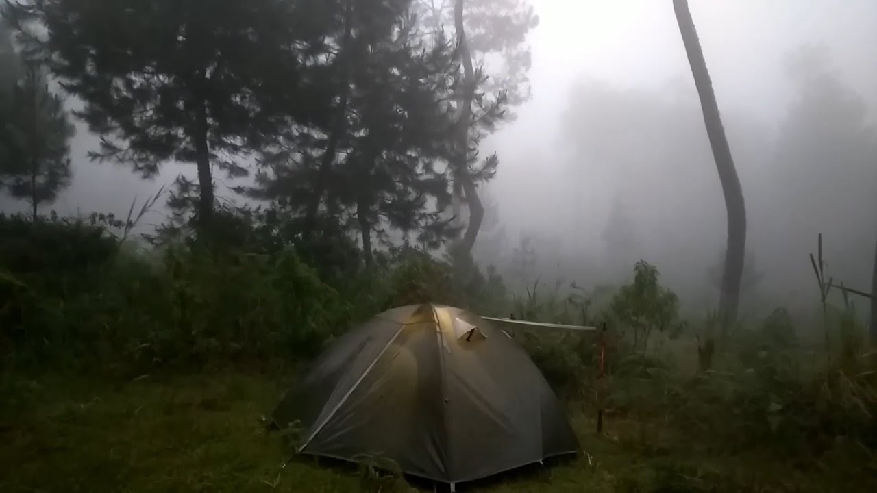 SOLO CAMPING IN HEAVY RAIN AND THUNDERSTORMS,THICK FOG AND STRONG WIND ...