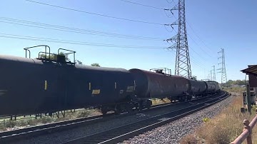CSX M404 Rolls on through Bound brook,NJ with CSX 3330 ET44AH in the lead & a very friendly crew