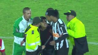 Young Fan Hug Ronaldinho - Amazing Scene From Match Of Atletico Mineiro Vs Santa Fe