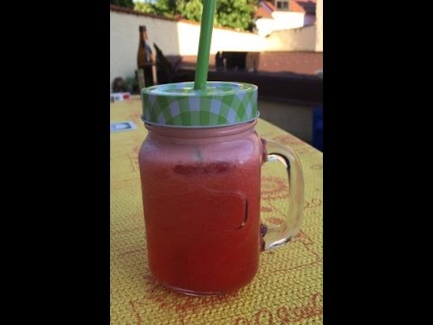 Video: Erfrischende Limonade Mit Erdbeeren Und Basilikum