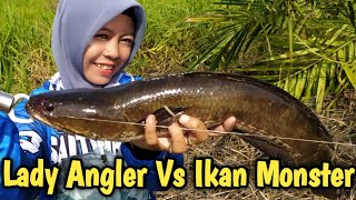 CEWEK satu ini MANCING ikan MONSTER,CASTING DI kebun SAWIT