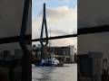 Der Schlepper FAIRPLAY 94 durchfährt auf dem Köhlbrand die Köhlbrandbrücke im Hamburger Hafen