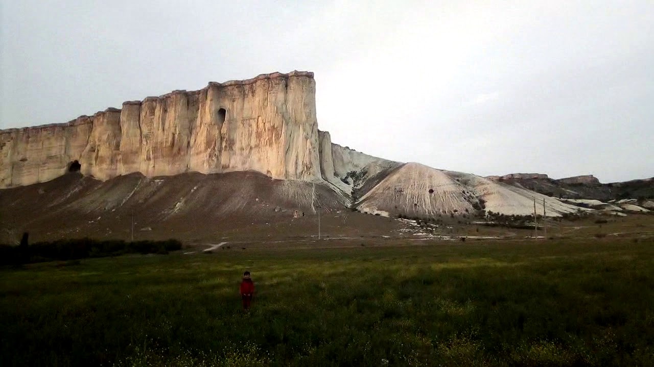 Белая скала на машине Белая скала на машине