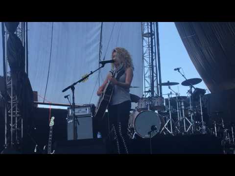 Tori Kelly (+) 10. Funny (Live)