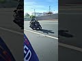女性を蹴ろうとしたバイク乗り、まさかの自業自得な結末に…