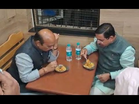 ಮಿಸಳ್, ಮಸಾಲಿಖಾರ ಕೂಡಿ ಸೇವಿಸಿದ ಬೊಮ್ಮಾಯಿ-ಜೋಶಿ