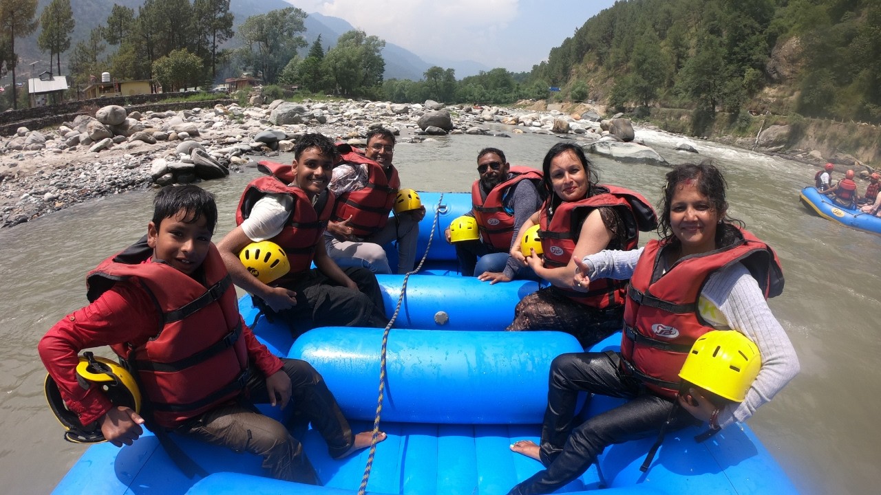 Kullu River Rafting Adventure 🛶 BEAS River Ke Thande Pani Mein ROMANCH SE BHARA TOOFANI SAFAR!