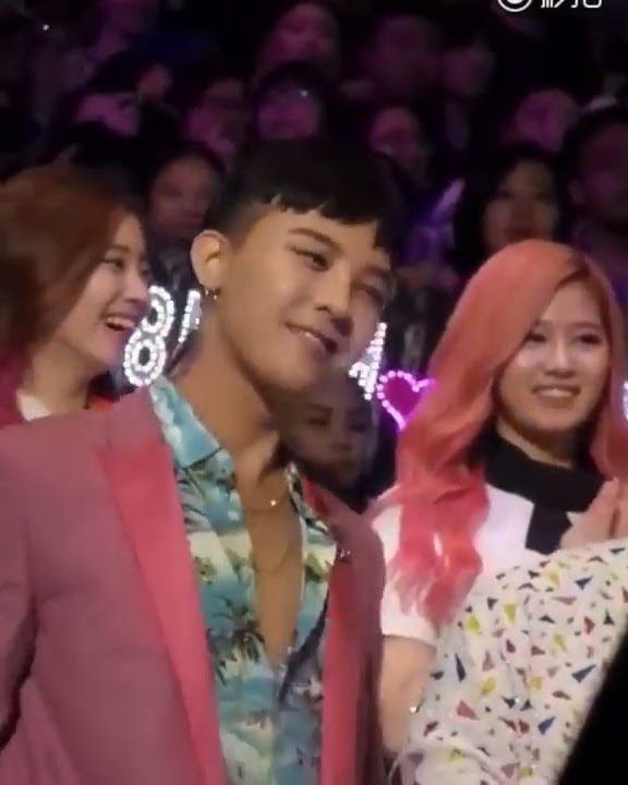 Cute G-Dragon dancing [MAMA 2015]