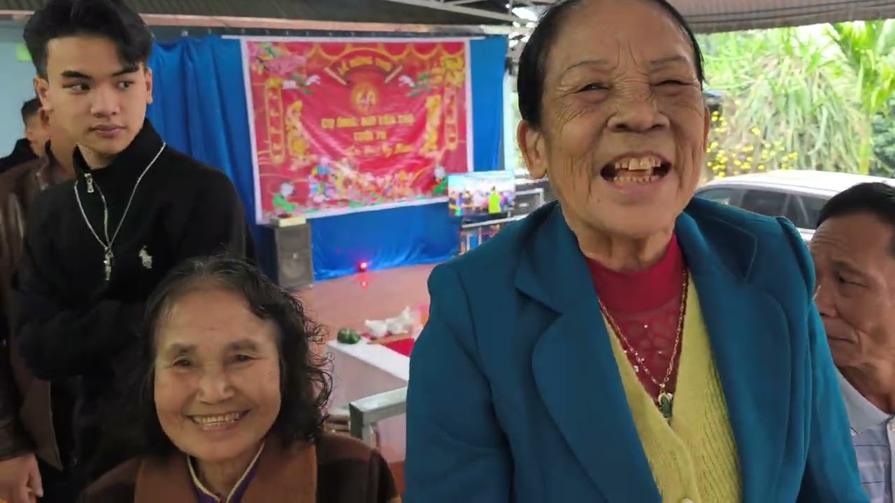 Khâu làm mâm buổi chiều cho lễ mừng thọ ông nội