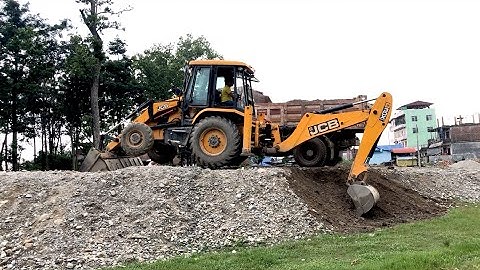 Crosser Soil Loading / JCB Backhoe 3DX Machine Loading On Mixed Ballast Tipper