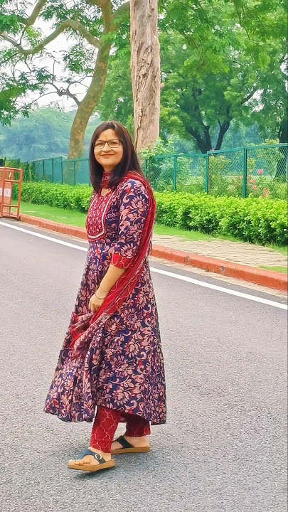 सुहाना मौसम😊#मनमोहक गाना#सुंदर लड़की🌸🥰#आकर्षित करती हुई जगह♥️😊#naturelover#trendingshorts #likeshare
