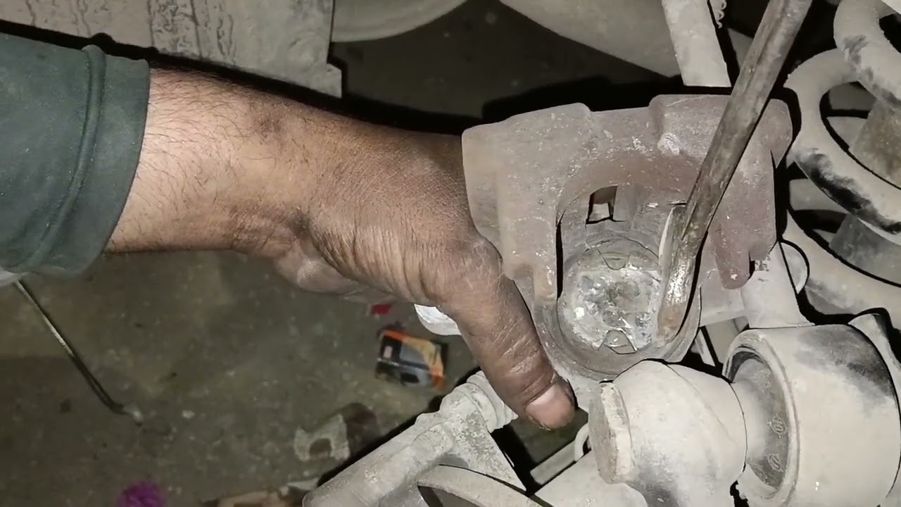 Mahindra XUV 500 Rear Disc Pad Change 