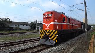 176次自強號與7201次貨物列車在斗南車站交會