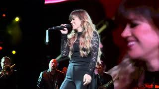 Kelly Clarkson performs Miss Indepedent in Atlantic City, NJ on 5/11/24.