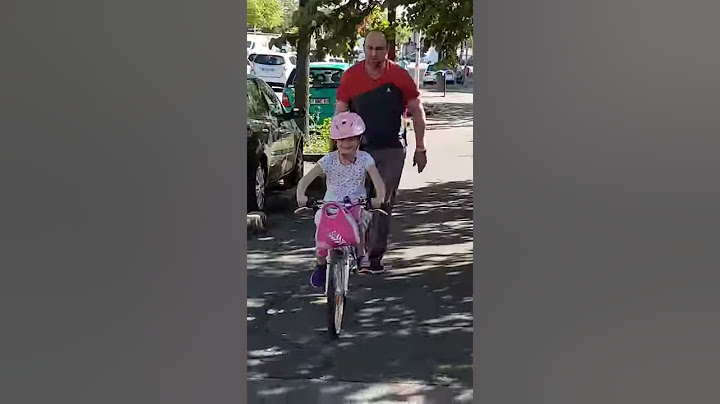 Inés fait du vélo sans les petites roues