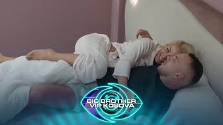 Dolce Dhe Edi Lojëra, Puthje Dhe Përqafime Në Shtrat