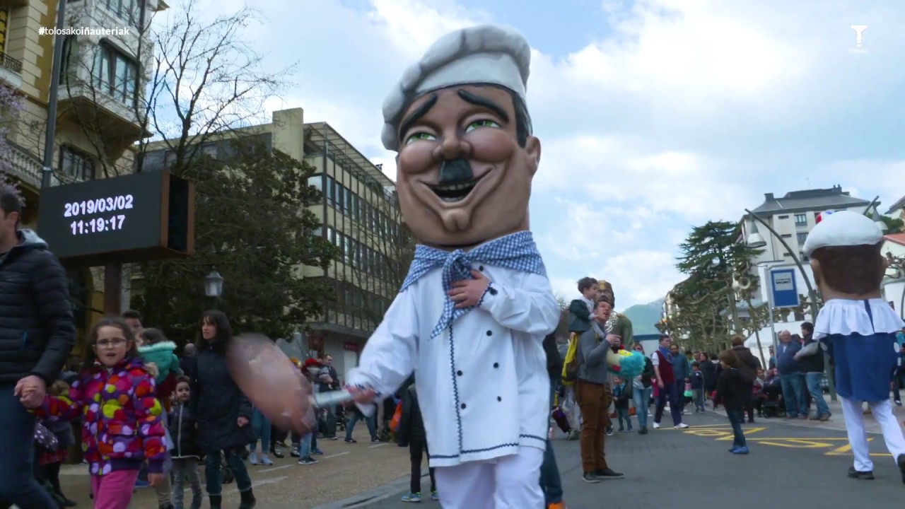 Tolosako buruhandi eta erraldoiak, dantzari txikiekin bat