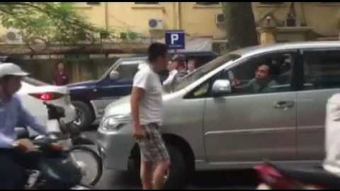 Ô tô lấn làn, đi ngược chiều bị bắt xuống xe xin lỗi