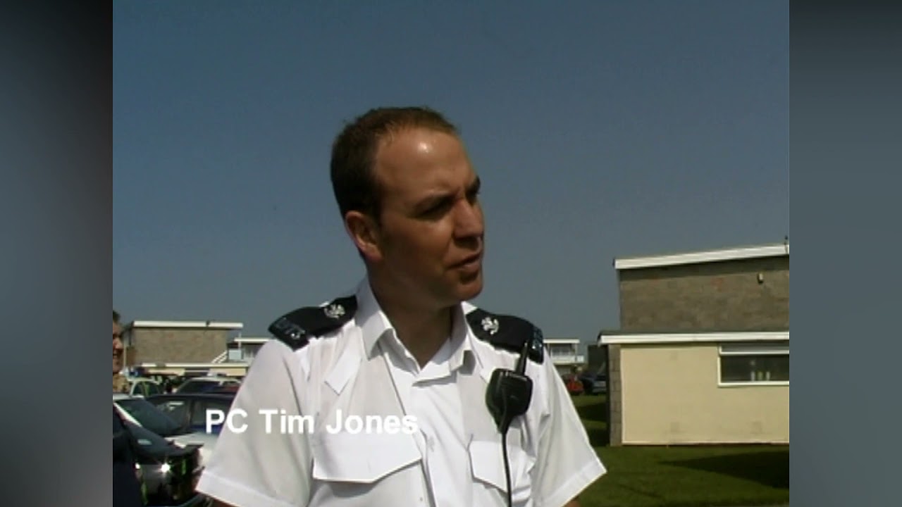 Tidy Weekender 3, 2 Men on Pontins Roof