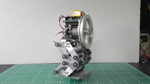 リアクションホイールでバランスする二足歩行ロボット