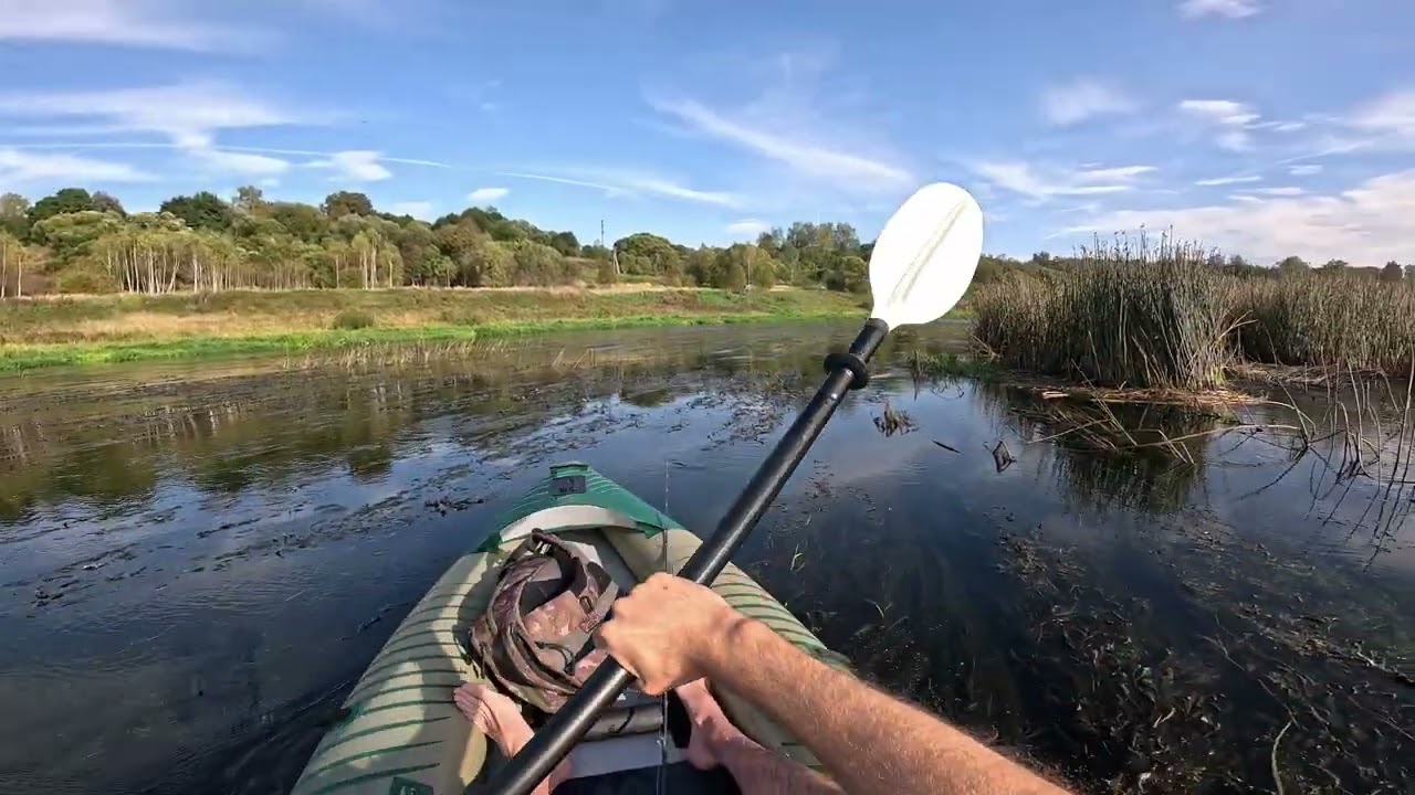 Рыбалка с каяка Aqua Marina на небольшой реке.